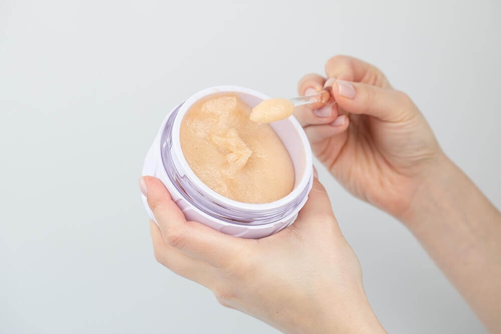 Joonbyrd Violet Haze Body Scrub Peeling do ciała o nutach zapachowych wanilii, piżma, białej lilii, kremowej czekolady i kardamonu 200 ml