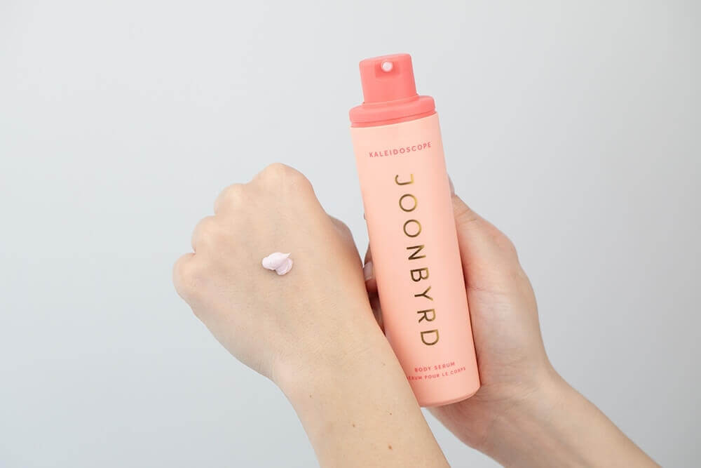 Joonbyrd Kaleidoscope Body Serum Wygładzające serum do ciała o nutach zapachowych drzewa sandałowego, wanilii, jaśminu, peonii i wiśni 100 ml