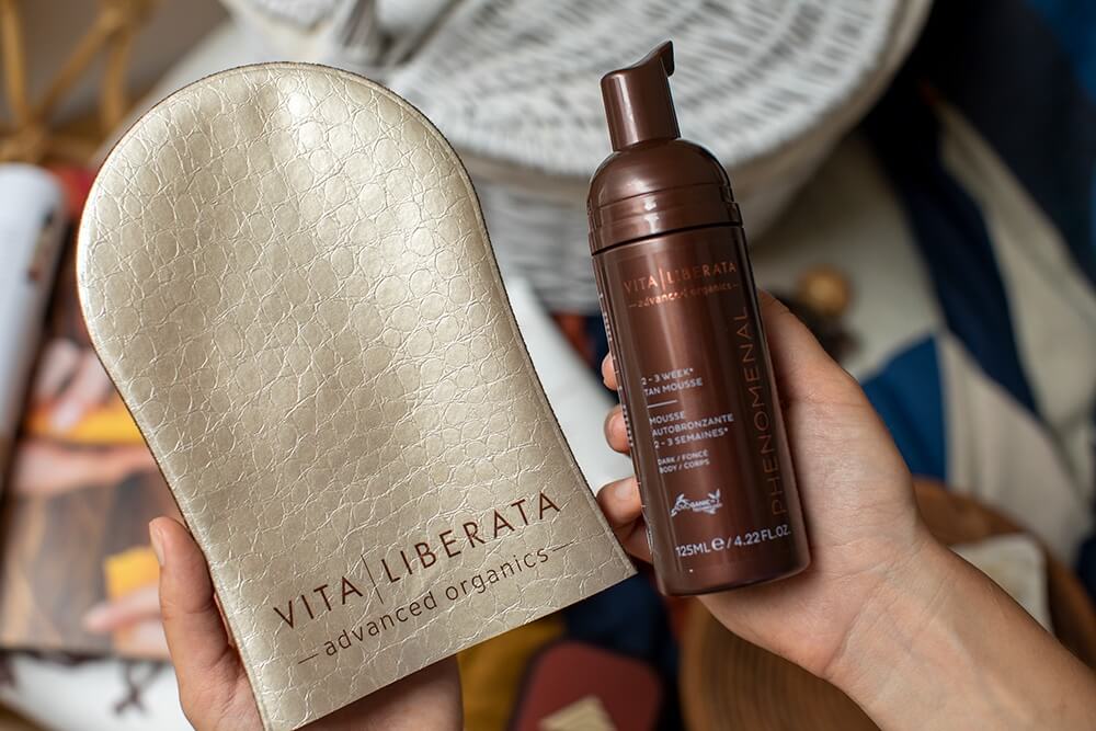 Vita Liberata PHenomenal 2-3 Week Tan + Tanning Mitt ZESTAW Pianka kolor Dark 125 ml + rękawiczkaVita Liberata Super Soft Tanning Mitt Bardzo miękka rękawiczka do aplikacji