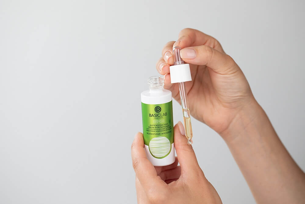 BasicLab Antyoksydacyjne Serum Wyrównujące Specjalistyczne serum z witaminą C 15% 30ml
