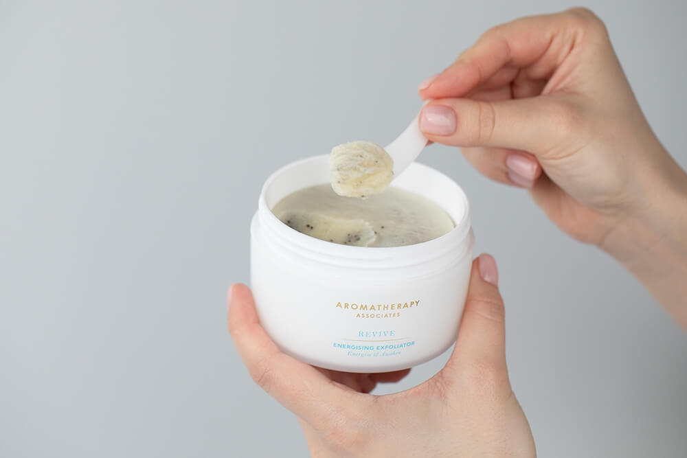 Aromatherapy Associates Revive Energising Exfoliator Energetyzujący peeling do ciała 200 ml