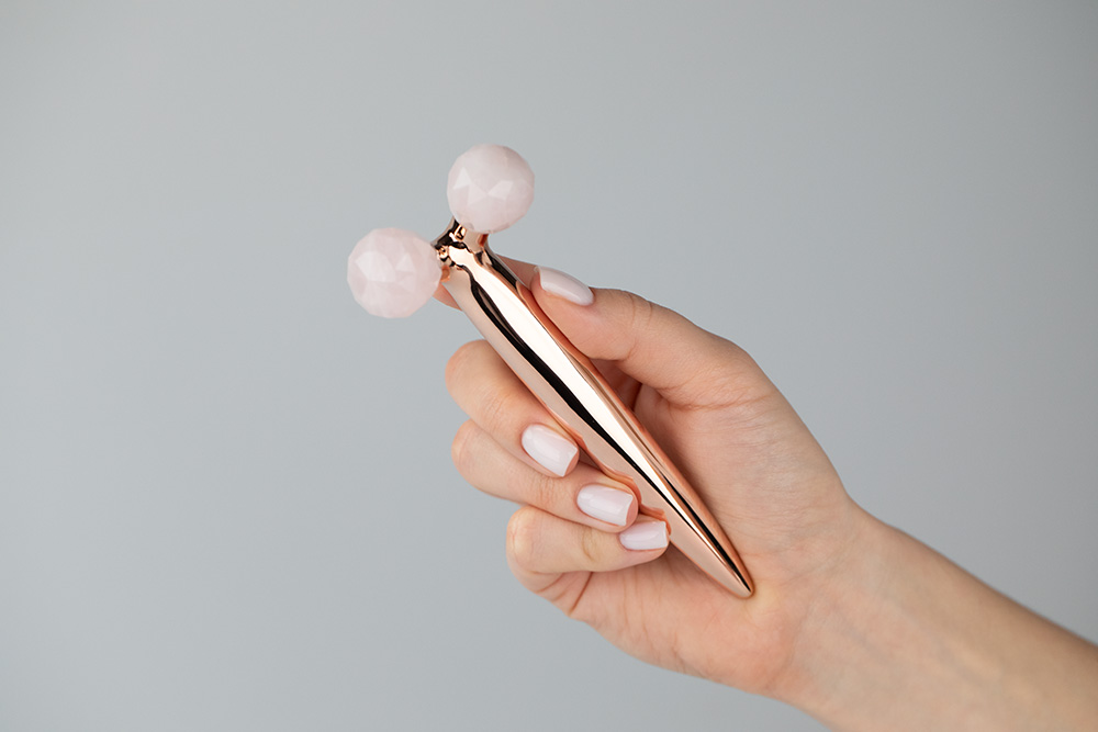 Easy Livin Divine Serum + 3D Lift Beauty Roller ZESTAW Olejowe serum do masażu twarzy 10 ml + Roller z metalową rączką i dwoma głowicami 1 szt