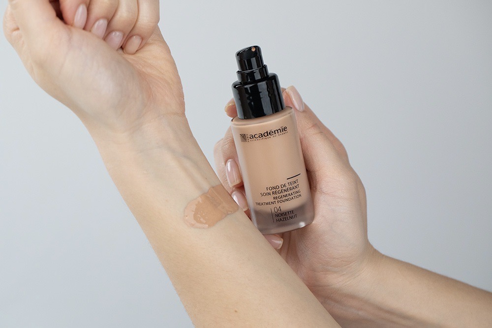 Academie Fond De Teint Soin Regenerant Liftingujący podkład (kolor orzech laskowy 04) 30 ml