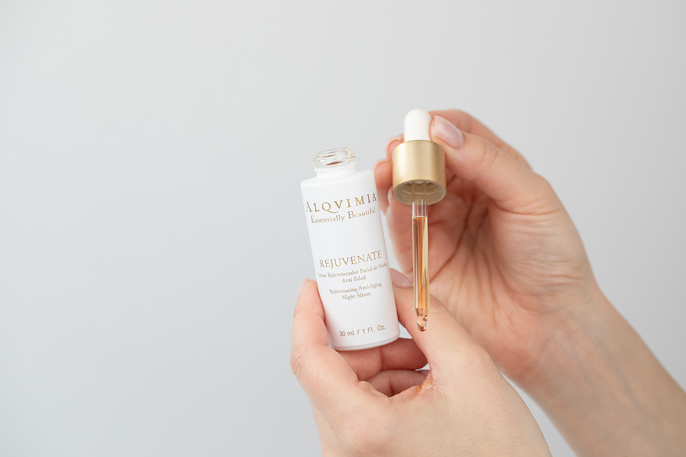 Alqvimia Rejuvenate Day and Night ZESTAW Serum regenerujące na noc 30 ml + Regenerujący krem młodości na dzień 50 ml + Roller do masażu twarzy z różowego kwarcu 1 szt