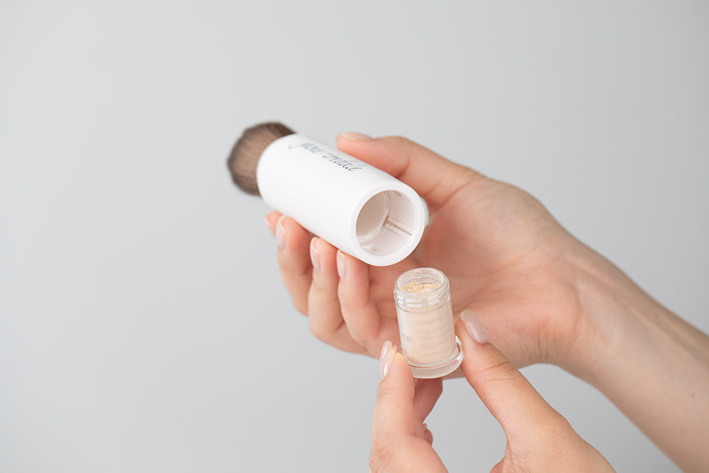 Jane Iredale Amazing Base Brush SPF 20 Sypki puder mineralny z pędzlem (kolor Bisque) 5 g