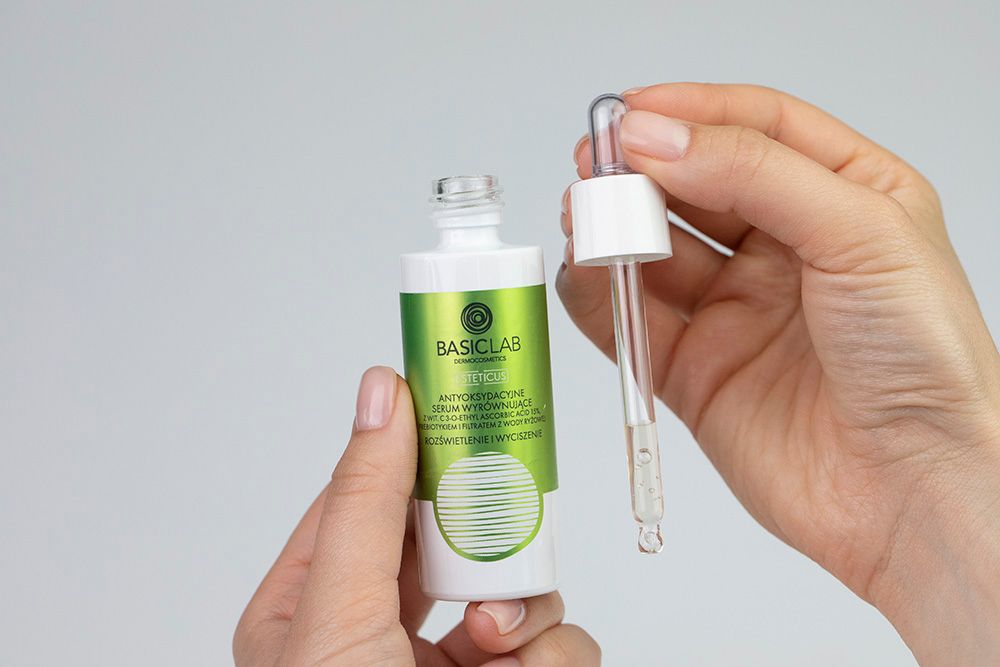 BasicLab Antyoksydacyjne Serum Wyrównujące Specjalistyczne serum z