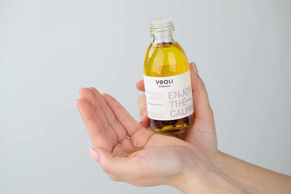 Veoli Botanica Aroma Body Therapy + I gLove Peel ZESTAW Ujędrniające serum olejowe do ciała z aktywnym ekstraktem z rozmarynu 136 g + Rękawica peelingująca do ciała 1 szt