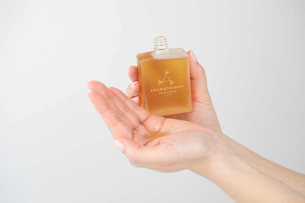 Aromatherapy Associates Relax Deep Bath & Shower Oil + De-Stress Pure Essential Oil Blend ZESTAW Głęboko relaksujący olejek do kąpieli 55 ml + Olejek z kadzidłowca 10 ml