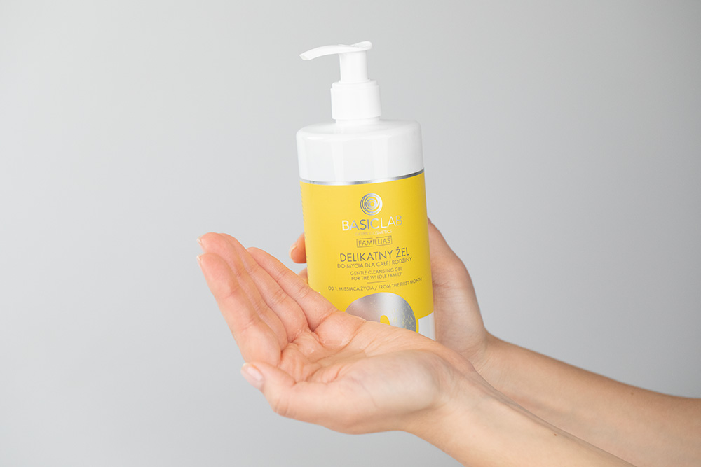 BasicLab Body Care Kit ZESTAW Delikatny żel do mycia dla całej rodziny 500 ml + Odżywczy krem do ciała 250 ml + Długotrwała ochrona przed nadmiernym poceniem 1 szt.