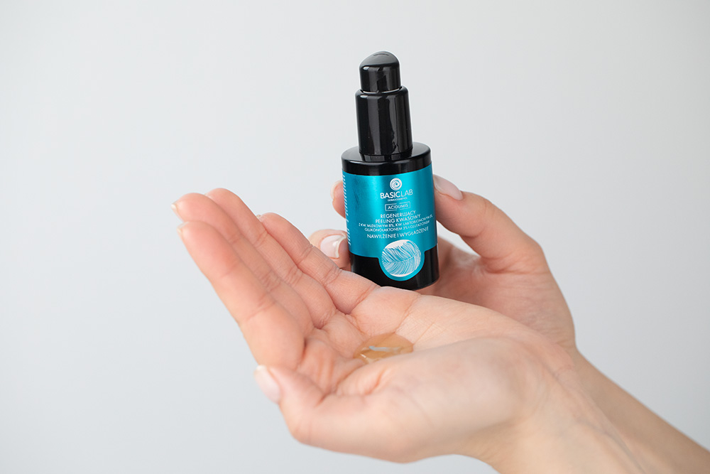 BasicLab Nawilżenie i Wygładzenie + Sprężystość i Odbudowa ZESTAW Regenerujący peeling kwasowy 30 ml + Serum regenerujące strukturę skóry z ceramidami 1%, 30 ml