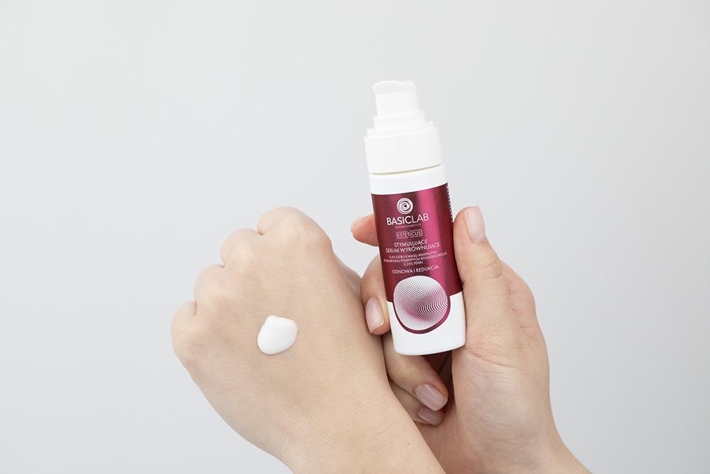 BasicLab Odnowa i Redukcja Stymulujące serum wyrównujące, 0,3% estru kwasu adapalenu, 5% kompleksu polipeptydu kolagenowego, 0,25% PDRN 30 ml