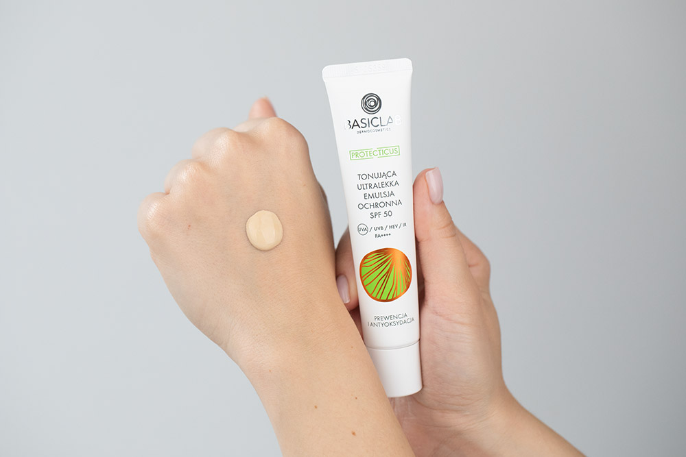 BasicLab Prewencja i Antyoksydacja Tonująca ultralekka emulsja ochronna SPF 50 PA ++++ 40 ml