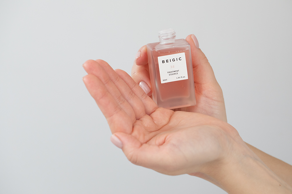 Beigic Treatment Essence Nawilżająco-rozświetlająca esencja do twarzy 30 ml