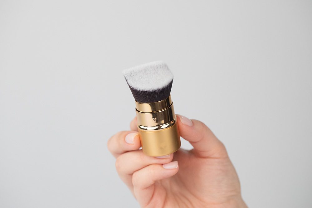 Bikor Brush Mega Set ZESTAW Pędzel do pudru 1 szt + Pędzelek do kresek 1 szt + Pędzel do stylizacji brwi 1 szt + Pędzel 3D wysuwany 1 szt + Kosmetyczka 1 szt