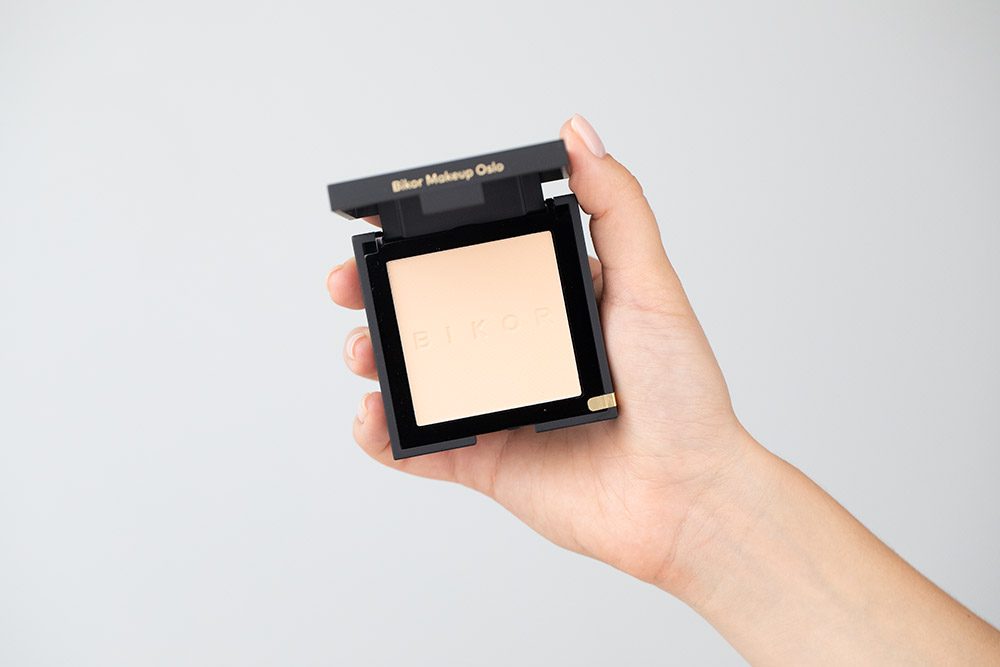Bikor Oslo Compact Powder Puder - N°2 Porcelain queen (jasny, chłodny beż) 8 g