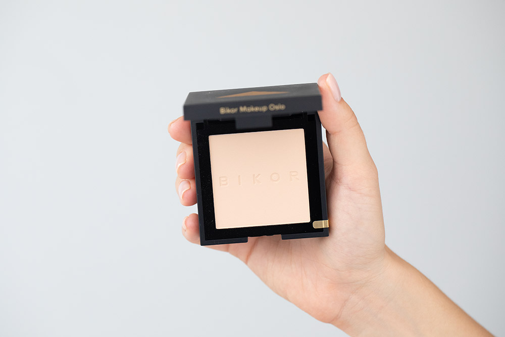 Bikor Oslo Compact Powder + Bikor Pro Brush N°1 ZESTAW Puder - N°3 Every you (jasny, neutralny beż) 8 g + Pędzel do pudru naturalne włosie 1 szt.