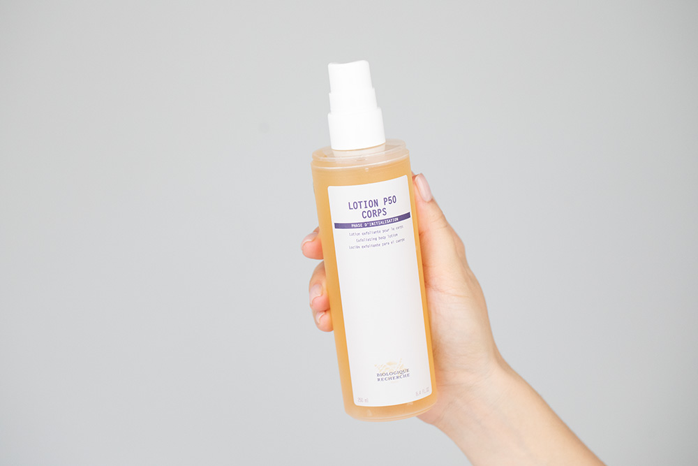 Biologique Recherche Wygładzający Zestaw Do Ciała I Włosów ZESTAW Złuszczający lotion 250 ml + Balsam wygładzający 200 ml + Kosmetyczka