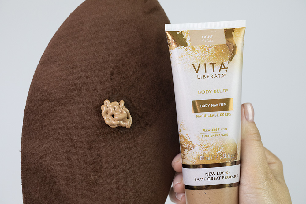 Vita Liberata Body Blur Flawless Finish + Dual Sided Luxury Velvet Tanning Mitt ZESTAW Zmywalny make-up do ciała 100 ml (kolor light) + Dwustronna rękawica do aplikacji 1 szt