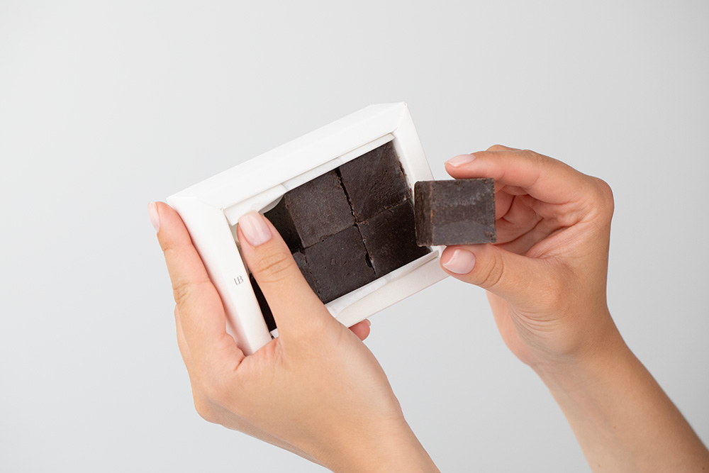 La Bomba Camomile Lavender + Body Scrub Cubes No. 04 + Body Brush ZESTAW Sól - lawenda 580 g + Kostki peelingujące 6 x 40 g + Szczotka do masażu 1 szt.