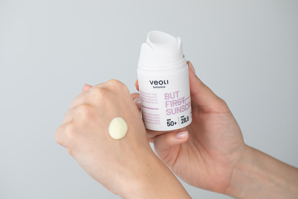 Veoli Botanica But First, Sunscreen SPF 50+ Szerokopasmowy, lekki krem ochronny 50 ml