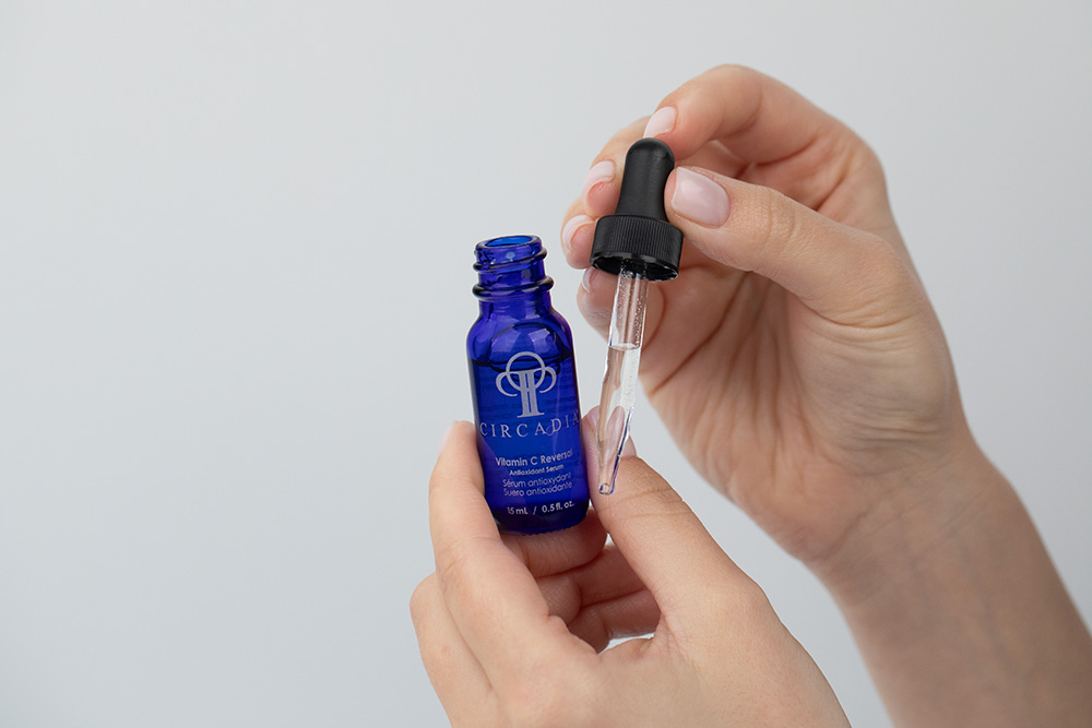 Circadia Glow On The Go ZESTAW Oczyszczający żel lipidowy 60 ml + Serum regenerujące z witaminą C 15 ml + Serum regenerujące 15 ml + Krem nawilżający 50 g