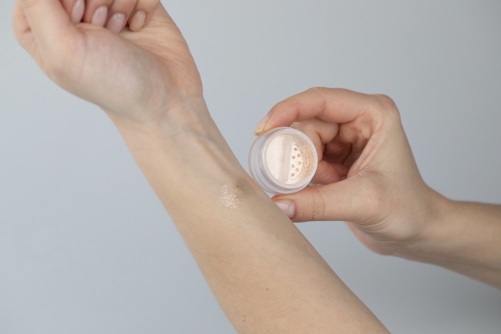 Clare Lip Barrier + Baby Pink + Body Magic Dust ZESTAW Błyszczyk - Taffy Pink 02 - 6 ml + Róż - Baby Pink 723 - 2,7 g + Puder rozświetlający - Disco 08 - 1,5 g