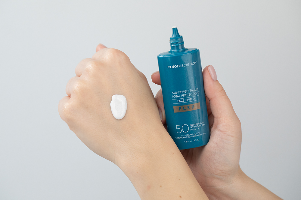 Colorescience Face Shield Protect Set ZESTAW Minerały w emulsji do twarzy (kolor Light) 55 ml + Puder wchłaniający nadmiar sebum 4,3 g