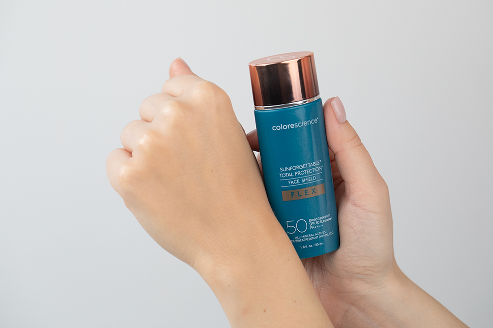 Colorescience Face Shield Protect Set ZESTAW Minerały w emulsji do twarzy (kolor Light) 55 ml + Puder wchłaniający nadmiar sebum 4,3 g