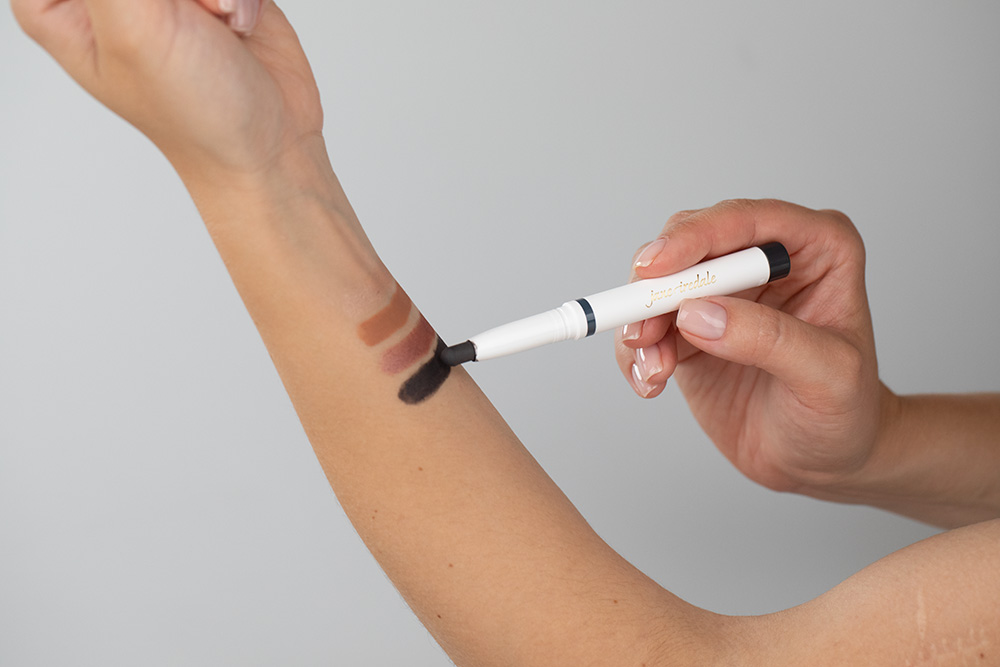 Jane Iredale ColorLuxe Eye Shadow Stick Kremowo-pudrowy cień do powiek w sztyfcie (kolor Midnight) 1,4g