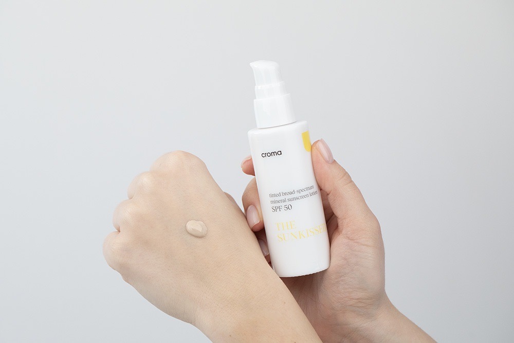 Croma Beauty Summer ZESTAW Oczyszczający żel z peelingiem 150 ml + Serum z 20% kompleksem witaminy C 30 ml + Koloryzując krem SPF 50 50 ml + kosmetyczka