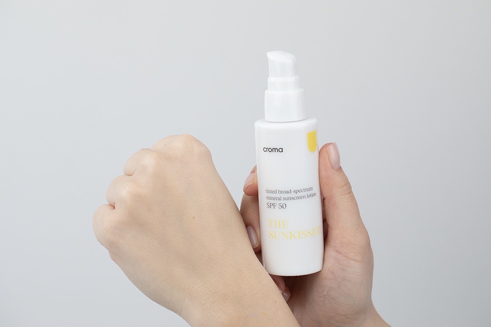 Croma Beauty Summer ZESTAW Oczyszczający żel z peelingiem 150 ml + Serum z 20% kompleksem witaminy C 30 ml + Koloryzując krem SPF 50 50 ml + kosmetyczka