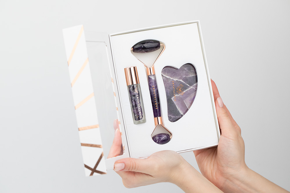 Crystallove Amethyst Beauty Set ZESTAW Masażer do twarzy 1 szt. + Płytka do masażu twarzy gua sha 1 szt + Buteleczka z kryształkami ametystu na olejek 10 ml