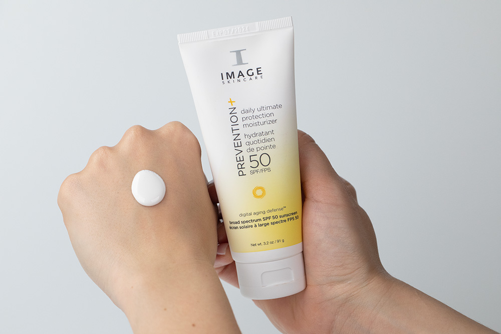 Image Skincare Nutrition Trio Set ZESTAW Ochrona przeciwsłoneczna 95 ml + Wzmacniacz rozjaśniający przebarwienia 30 ml + Krem odżywczy 56,7 g + Maska 7,5 ml + Maska 7,5 g + Kosmetyczka