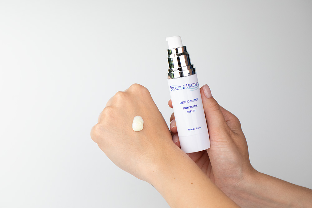 Beaute Pacifique Tyrostase + Defy Damage Skin Repair Serum  ZESTAW Krem rozjaśniający 50 ml + Przeciwstarzeniowe serum naprawcze 40 ml + Kosmetyczka 1 szt