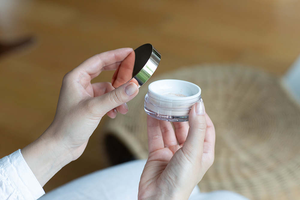Delilah Pure Touch Micro-fine Loose Powder Transparentny puder sypki 10 g