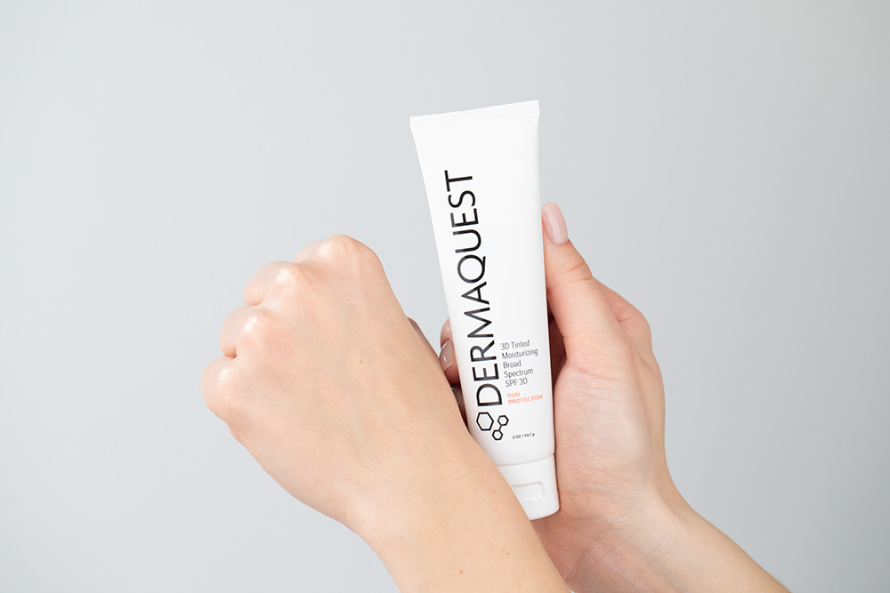 Dermaquest C Infusion TX Mask + 3D Tinted Moisturizing Broad Spectrum SPF 30 ZESTAW Przeciwstarzeniowa maska 57 ml + Trójwymiarowy, ekskluzywny krem fotoprotekcyjny o pełnym spektrum ochrony 57 g + Kosmetyczka 1 szt