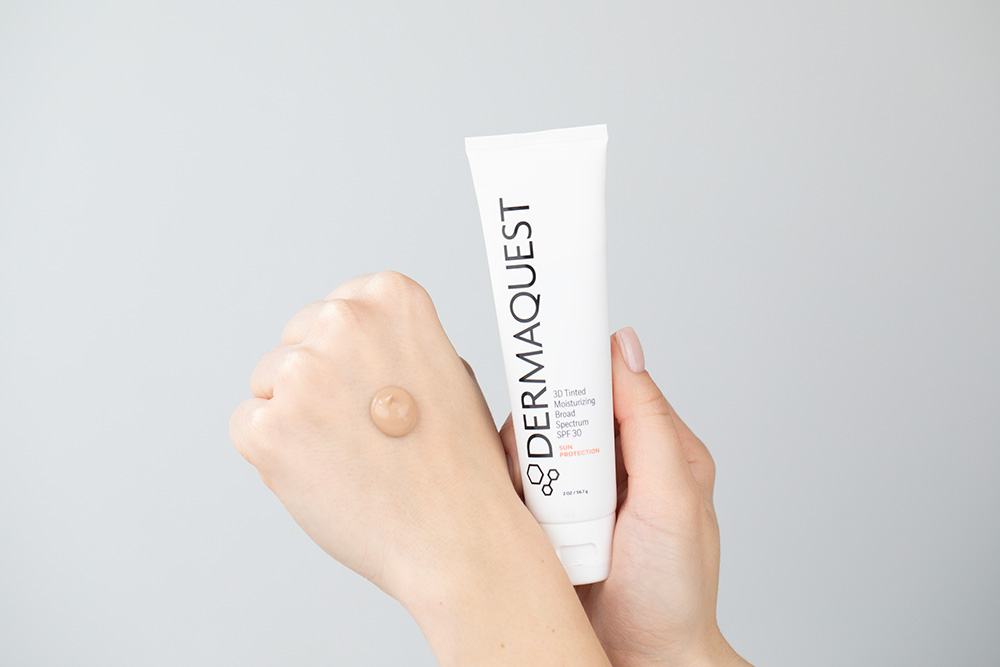 Dermaquest C Infusion TX Mask + 3D Tinted Moisturizing Broad Spectrum SPF 30 ZESTAW Przeciwstarzeniowa maska 57 ml + Trójwymiarowy, ekskluzywny krem fotoprotekcyjny o pełnym spektrum ochrony 57 g + Kosmetyczka 1 szt
