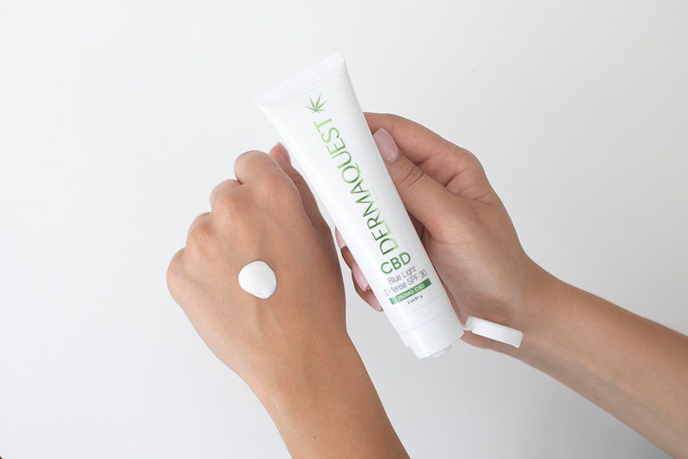 Dermaquest DermaClear Cleanser + CBD Blue Light Defense SPF 30 ZESTAW Antybakteryjno-enzymatyczny żel do mycia skóry z kwasem migdałowym 177,4 ml + Krem fotoprotekcyjny z ochroną HEV 57 g