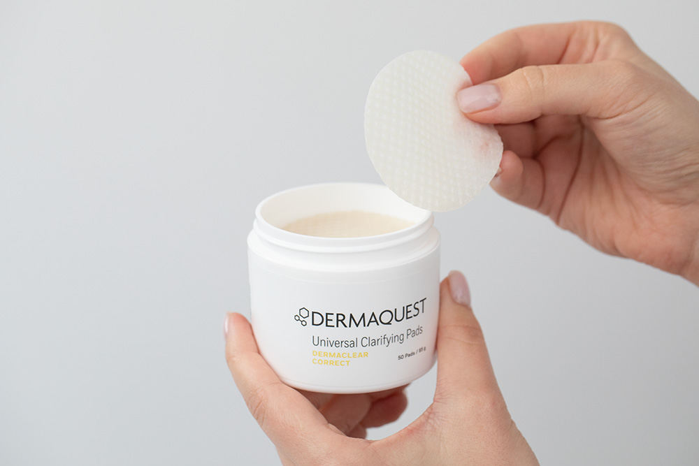 Dermaquest DermaClear Set ZESTAW Seboregulujący domowy peeling chemiczny 50 pads + Antybakteryjno-enzymatyczny żel do mycia skóry 177,4 ml + Kosmetyczka 1 szt