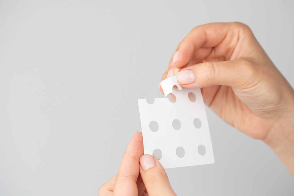 Dermomedica Anti - Blemish Set ZESTAW Serum z ekstraktem ze śluzu ślimaka, witaminą B3 (niacynamidem) i beta-glukanem 30 ml + Aktywne płatki nanoigłowe o działaniu przeciwt