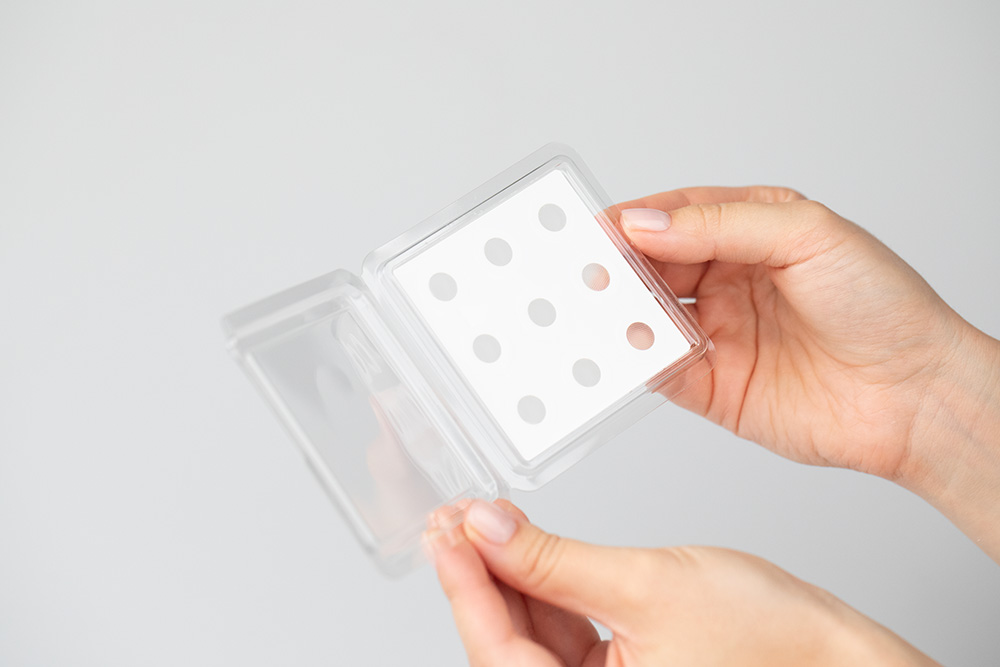 Dermomedica Anti - Blemish Set ZESTAW Serum z ekstraktem ze śluzu ślimaka, witaminą B3 (niacynamidem) i beta-glukanem 30 ml + Aktywne płatki nanoigłowe o działaniu przeciwt