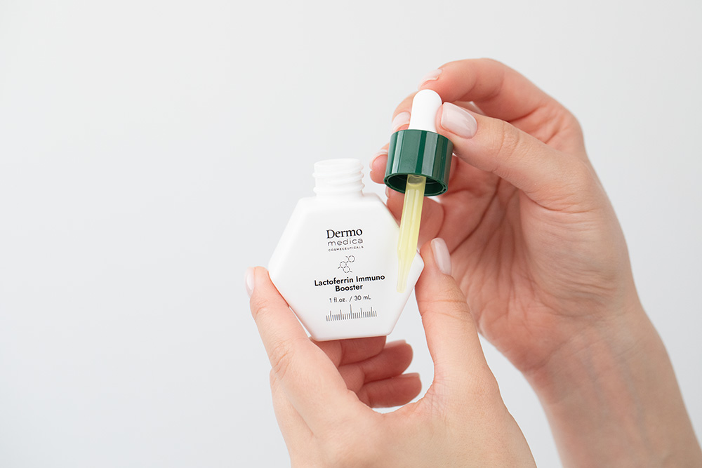 Dermomedica Lactoferrin Immuno Booster Serum dla skóry skłonnej do trądziku pospolitego, różowatego, trądziku grzybiczego oraz ŁZS 30 ml