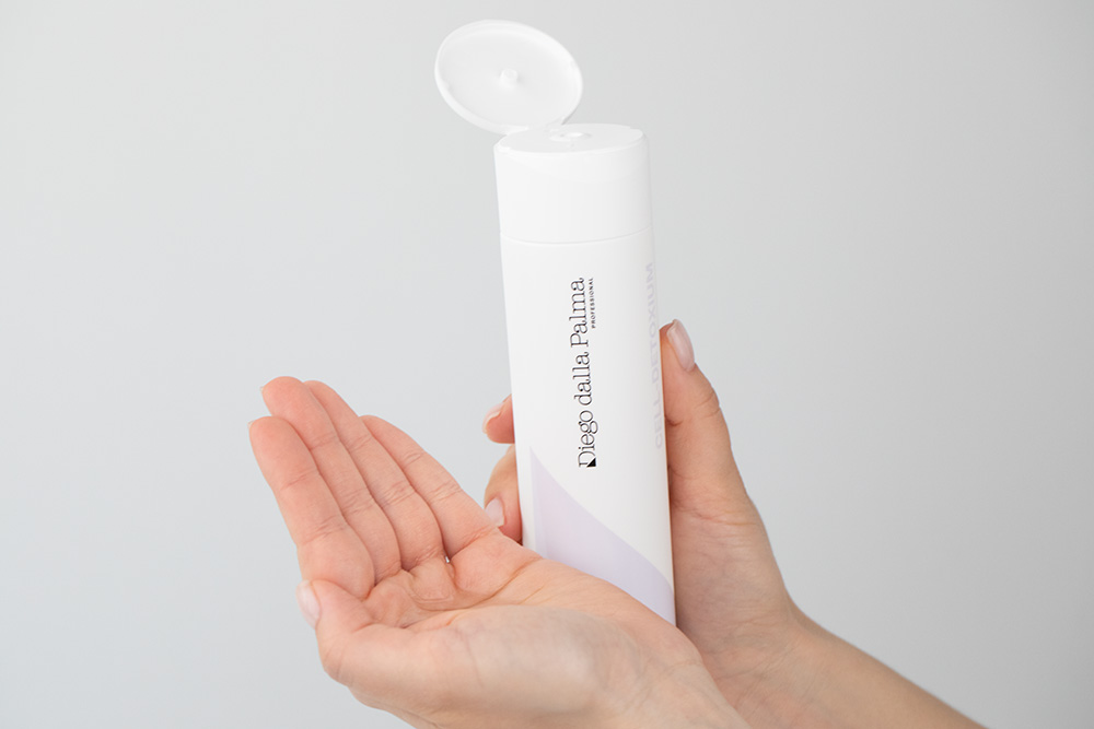 Diego dalla Palma Oczyszczanie i Tonizacja ZESTAW Mleczko micelarne 250 ml + Tonik rewitalizujący 250 ml + Kosmetyczka 1 szt