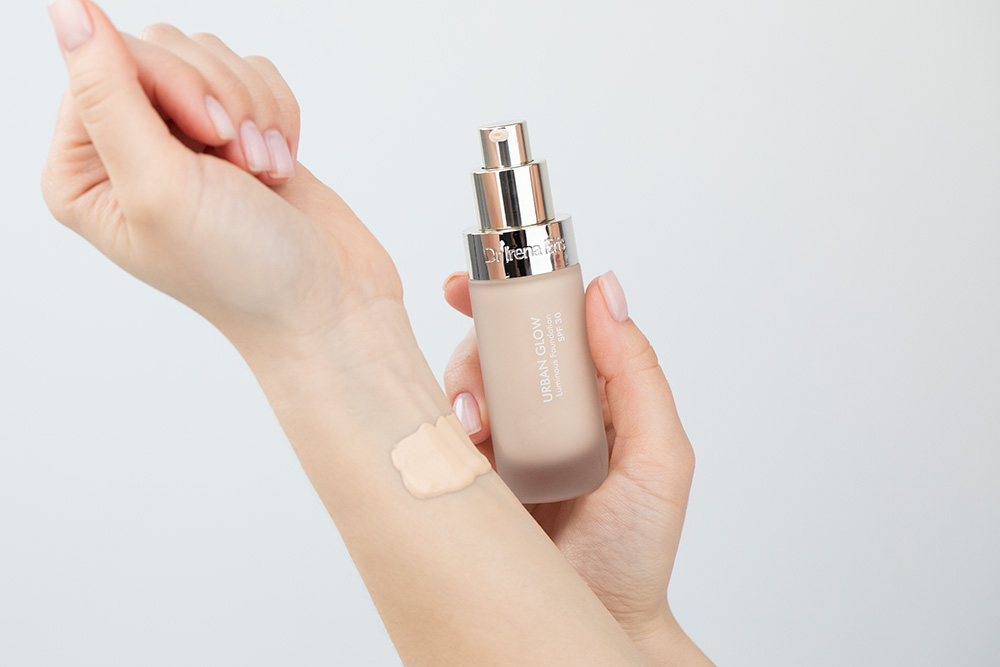 Dr Irena Eris Urban Glow Luminous Foundation Podkład rozświetlający (kolor 010C Porcelain) 30 ml