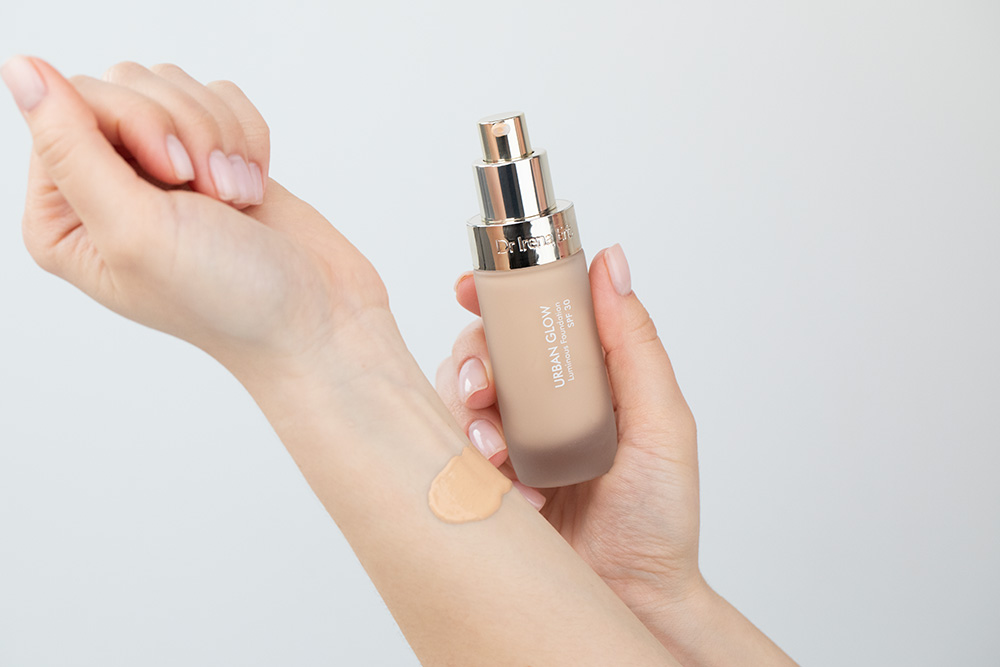 Dr Irena Eris Urban Glow Luminous Foundation Podkład rozświetlający (kolor 020C Rose Beige) 30 ml