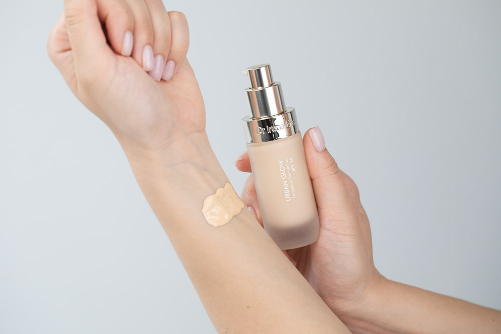 Dr Irena Eris Urban Glow Luminous Foundation Podkład rozświetlający (kolor 020W Light Beige) 30 ml