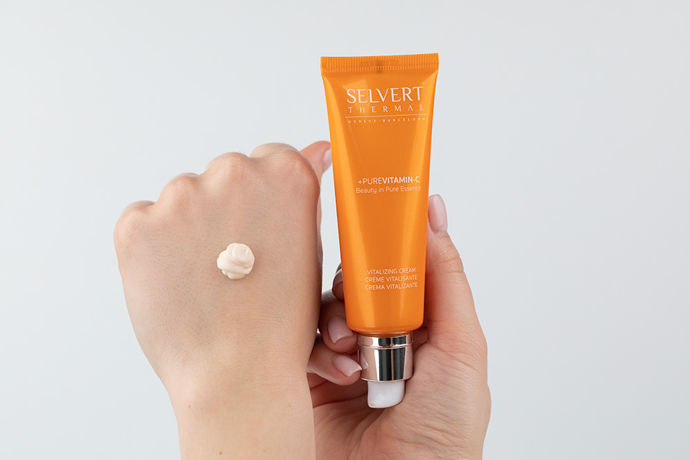 Selvert Thermal Duet Przeciwstarzeniowo - Rozświetlający ZESTAW Witaminowy krem odnawiający 50 ml + Serum przeciwstarzeniowe 30 ml + Kosmetyczka