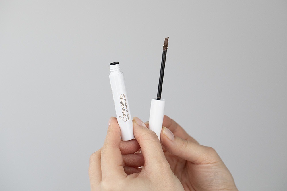 Embryolisse Brow Volumizing Mascara Light Brown Pogrubiająca mascara i pogrubiające serum do brwi 2 w 1 (kolor - jasny brąz) 5 ml