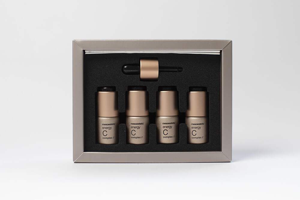 Mesoestetic Energy C Set ZESTAW Rozświetlający krem pod oczy 15 ml + Rozświetlające serum z witaminą C 4 x 7 ml + Rozświetlający krem 50 ml + Kosmetyczka