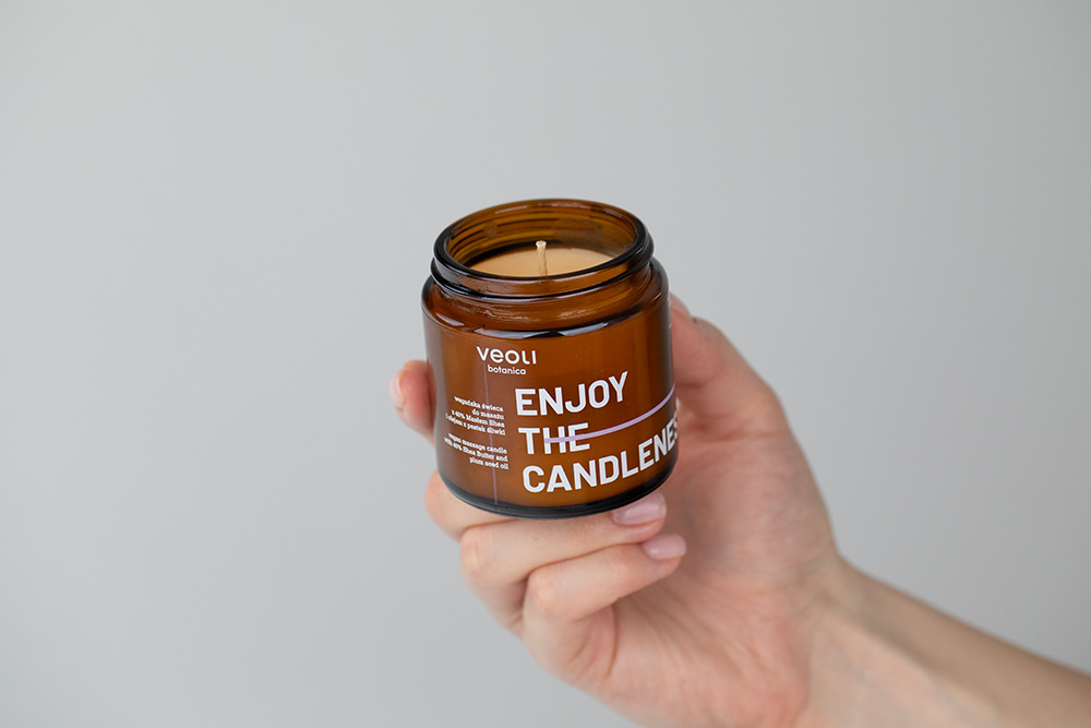 Veoli Botanica Enjoy the Candleness Świeca wegańska do masażu z 40% Masłem Shea i olejem z pestek śliwki 100 ml